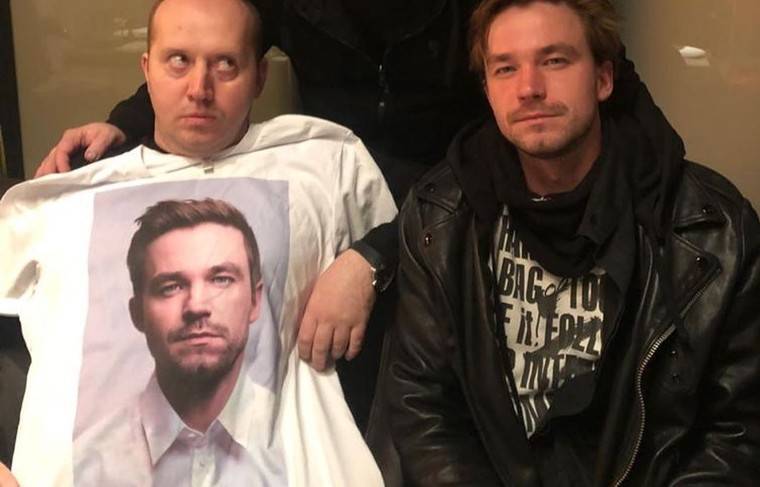 Петров подарил Бурунову на день рождения футболку со своим изображением
