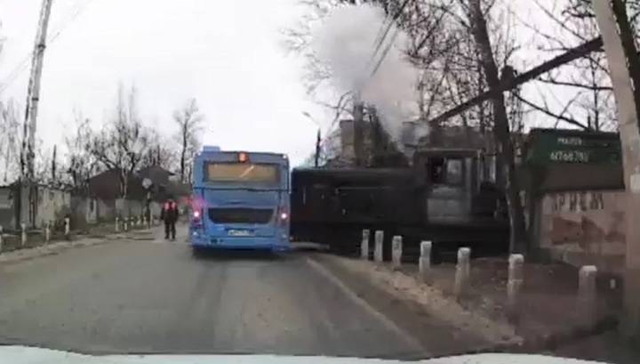 Появилось новое видео столкновения автобуса и тепловоза в Твери