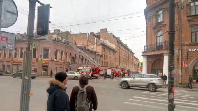 Петербуржцы заметили спасателей и медиков на перекрестке Мучного и Садовой