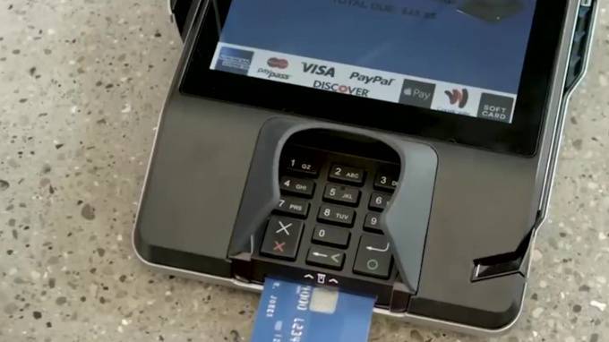 "Альфа-банк" объяснил блокировку клиентских карт