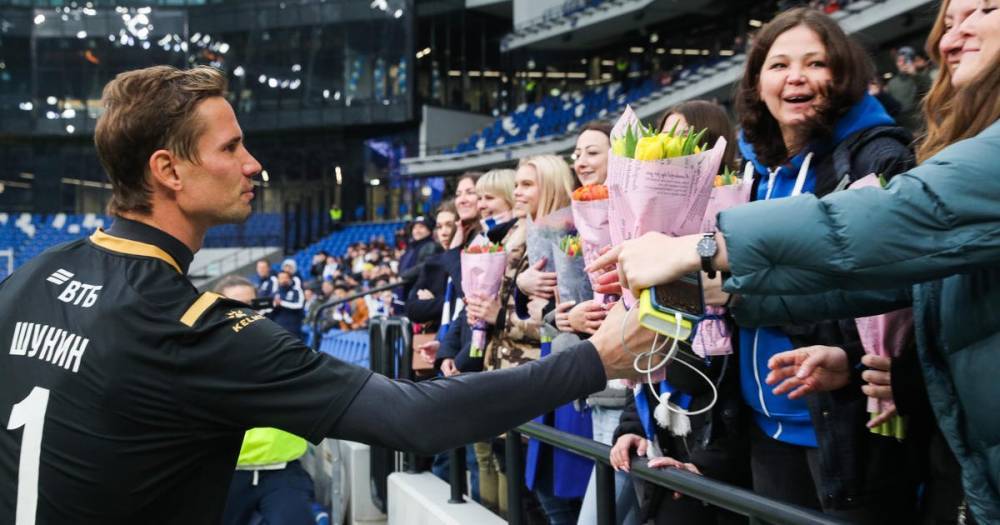 Футболисты "Динамо" и "Тамбова" подарили фанаткам цветы перед матчем