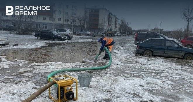 Глава администрации Кировского и Московского районов показал, как борется с лужами