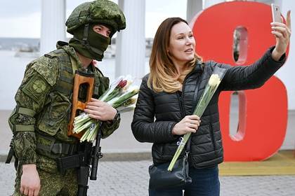 Российские военные массово поздравили женщин