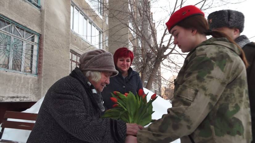 «Такое торжество для одного человека!»: в Кемерове ветерана поздравили с 8 Марта живым оркестром