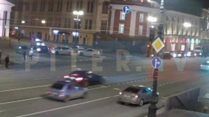 Появился момент ночного ДТП с пострадавшим пешеходом на Невском проспекте