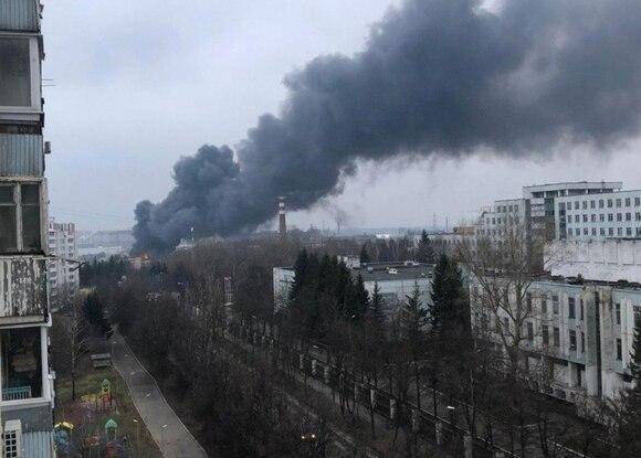 Ангар с электроникой загорелся на площади 3 тысячи квадратных метров в Москве