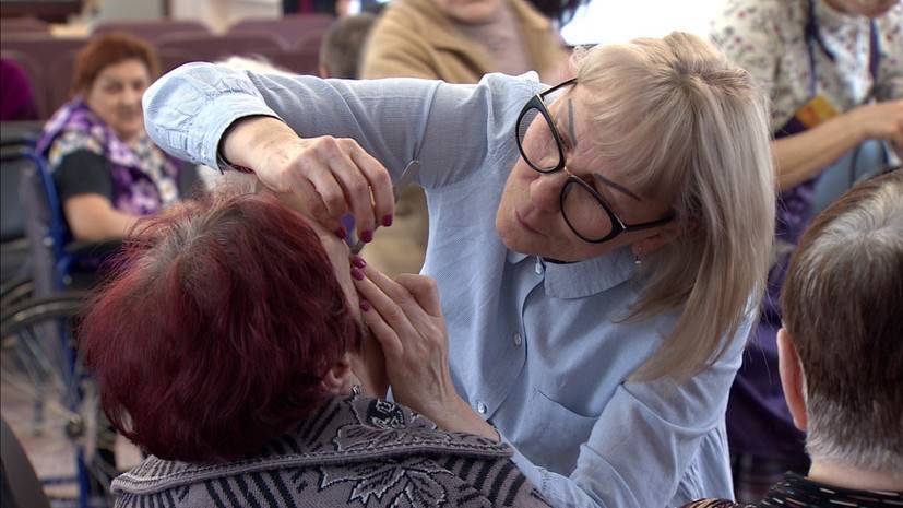 «Все хотят быть красивыми»: как работает передвижной салон красоты для пожилых людей