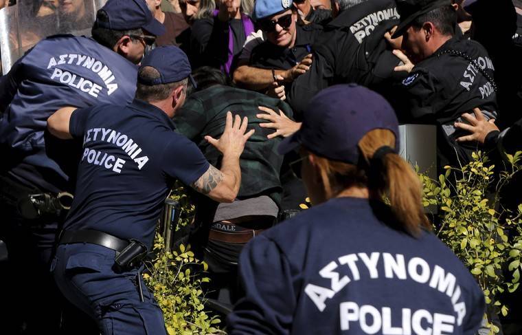 Полиция Кипра разогнала демонстрантов, пытавшихся прорваться через границу - news.ru - Кипр - Никосия