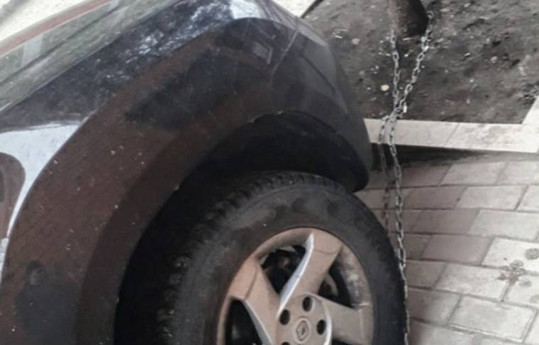 В Ставрополе автомобилист приковал машину цепями к дереву
