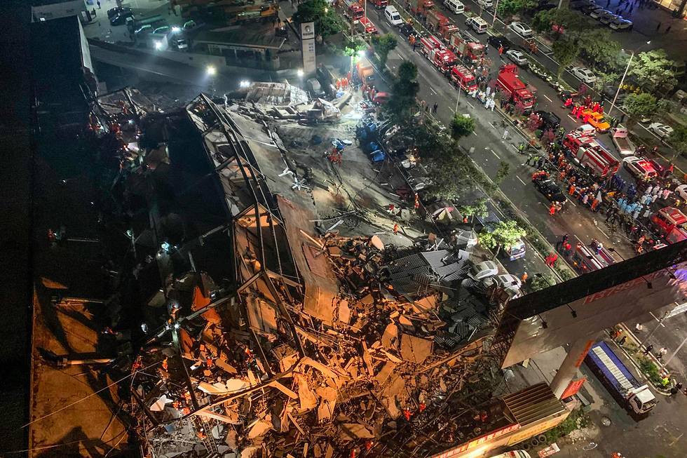 В Китае рухнул отель с карантинными больными, десятки под завалами