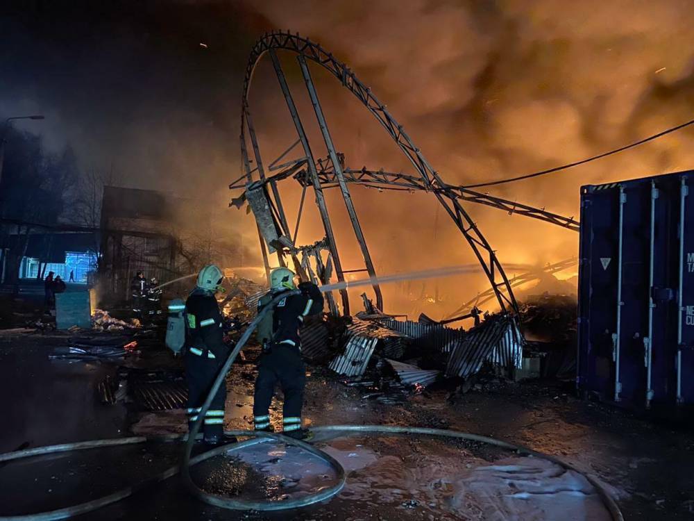 Открытое горение на складе в Москве локализовали
