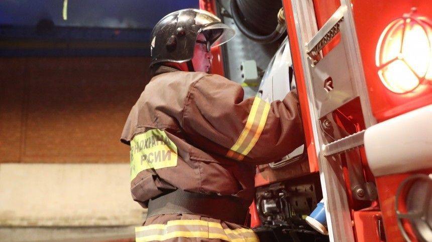 Пожар разгорелся в высотке в Колпинском районе Петербурга —видео