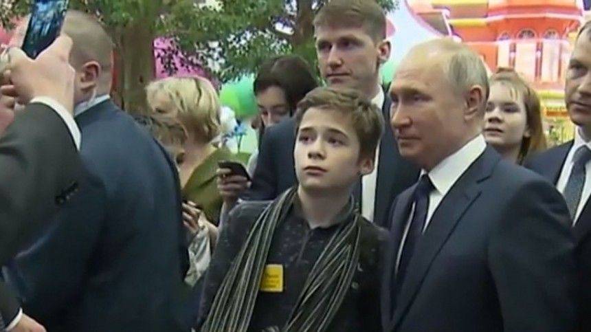 Крестный мальчика, обратившегося к Путину за помощью, готов оформить опеку