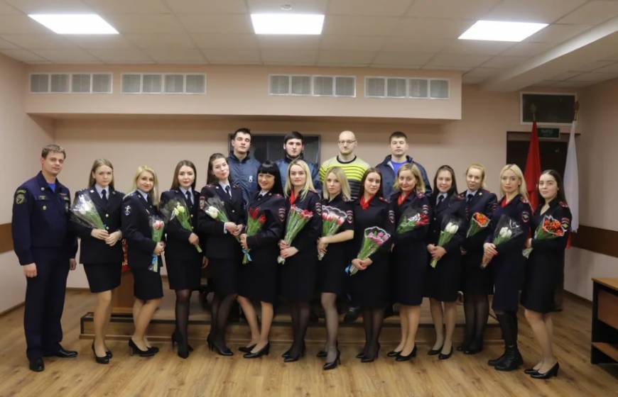 Волонтеры поздравили сотрудниц российской полиции с 8 Марта