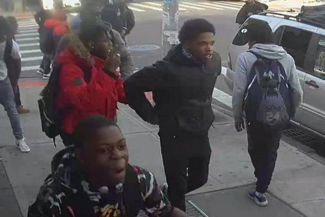 Группа подростков напала, избила и ограбила 15-летнюю девушку в Бруклине