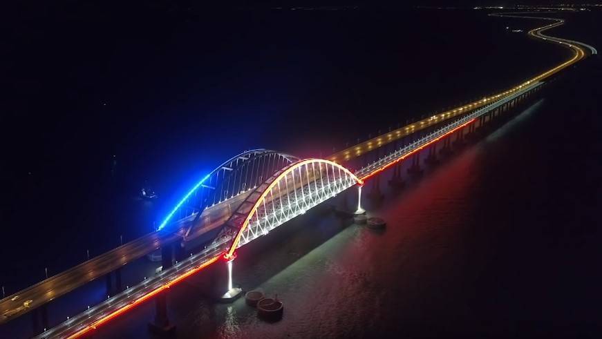 Видео прошедшего по Крымскому мосту поезда Керчь — Анапа появилось в Сети