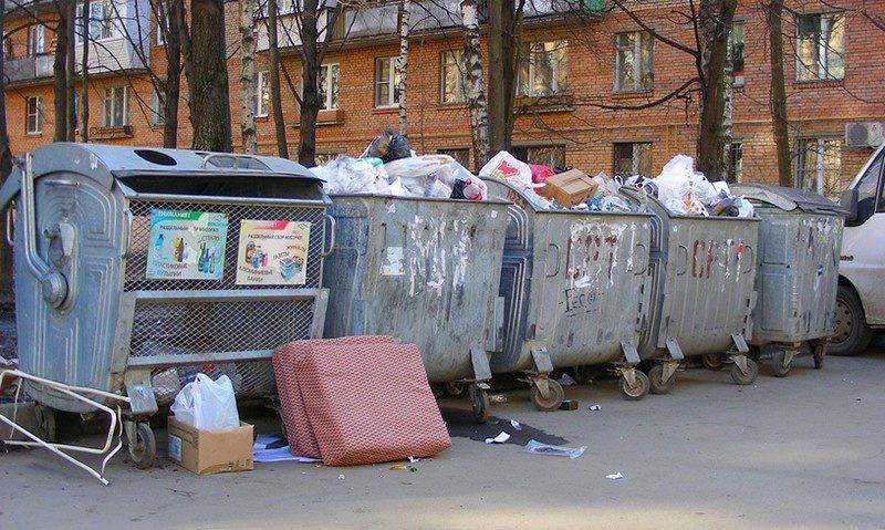 Помещённого на домашний карантин россиянина оштрафовали за выброшенный мусор