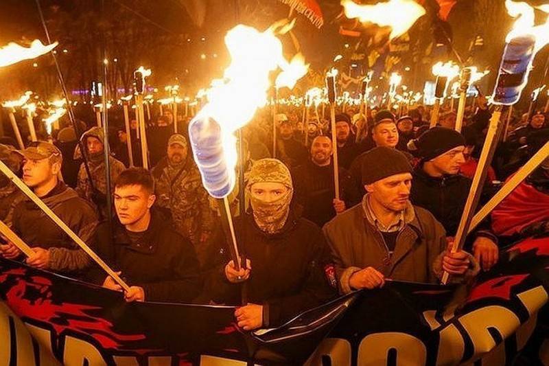 Во Львове националисты призывают сжечь лицей вместе с учениками за то, что там учат на русском