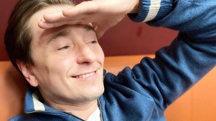 «Пора шлем покупать»: годовалый сын Сергея Безрукова катается на самокате