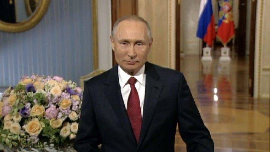 «Вы самые лучшие в мире»: Владимир Путин поздравил женщин с 8 марта