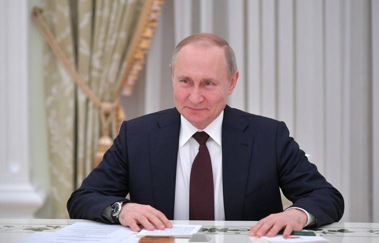 Путин поздравил россиянок с 8 марта и отметил главные качества женщин