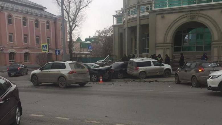В центре Тюмени на улице Советская столкнулись четыре автомобиля