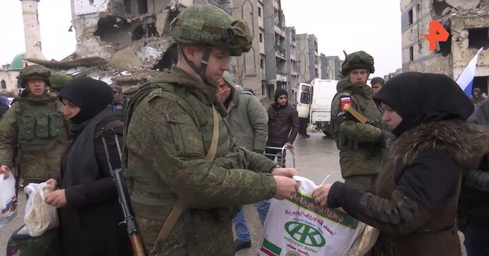 Российские военные раздали жителям Амирии в Сирии гуманитарную помощь