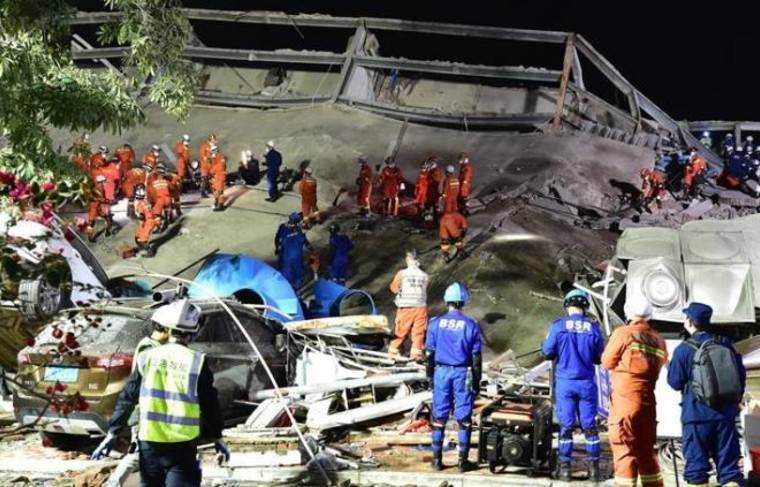 Спасателям удалось вытащить большинство людей из-под завалов отеля в Китае