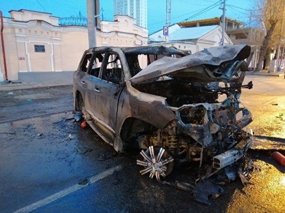 В Екатеринбурге автомобиль сбил пешехода и загорелся: двое погибли