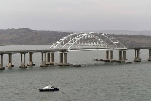 Рельсовый автобус связал по Крымскому мосту Керчь и Анапу