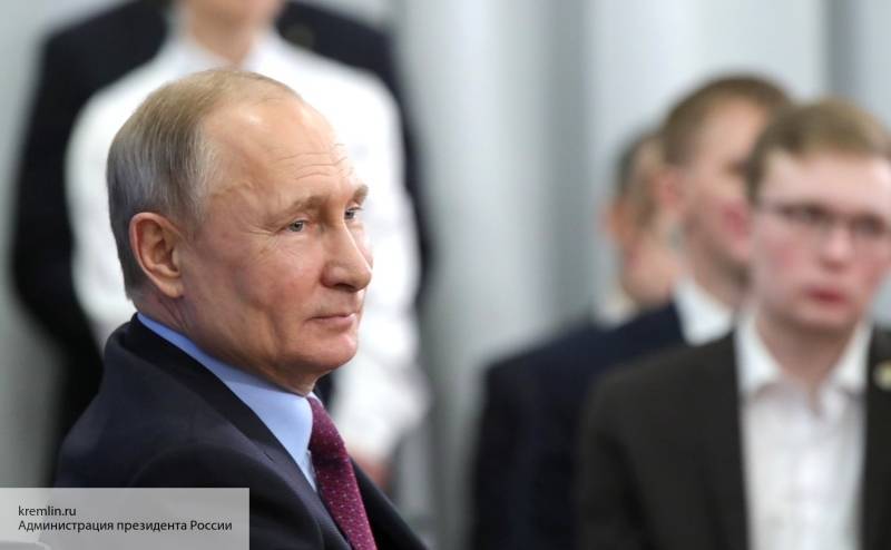 Путин поздравил россиянок с 8 марта, отметив выдающуюся роль женщин