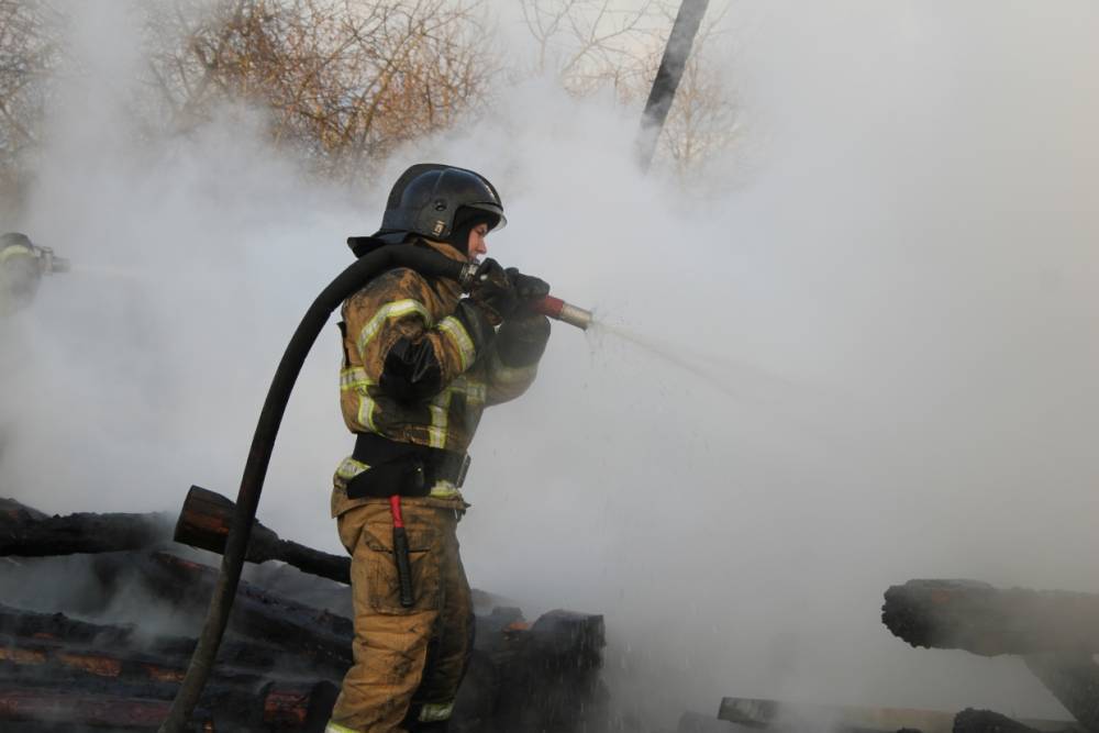 В Мурманске засняли пожар в доме на Капустина
