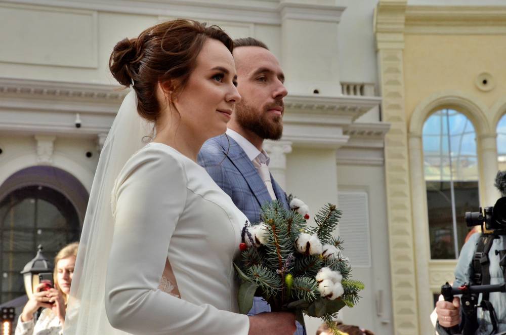 Свыше 650 пар поженились в Москве накануне 8 Марта