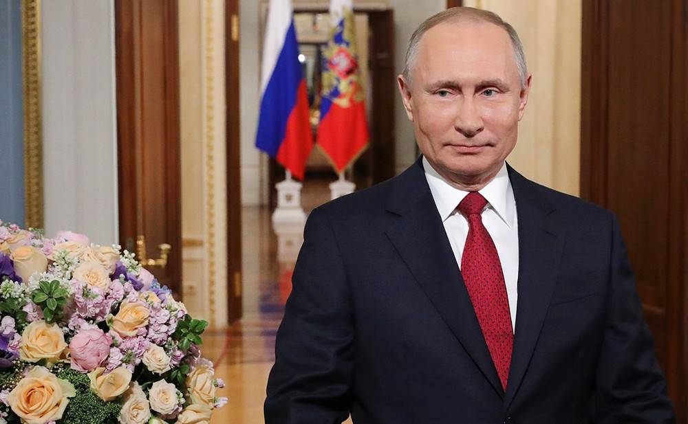 "Вы - самые лучшие!": Путин поздравил россиянок с праздником