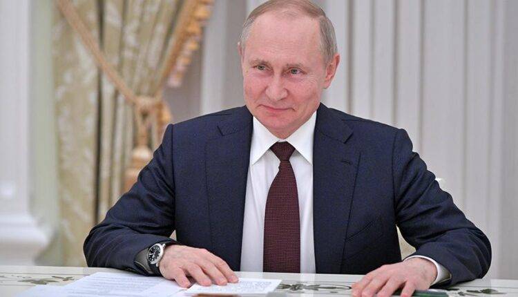 Путин поздравил российских женщин с 8 Марта