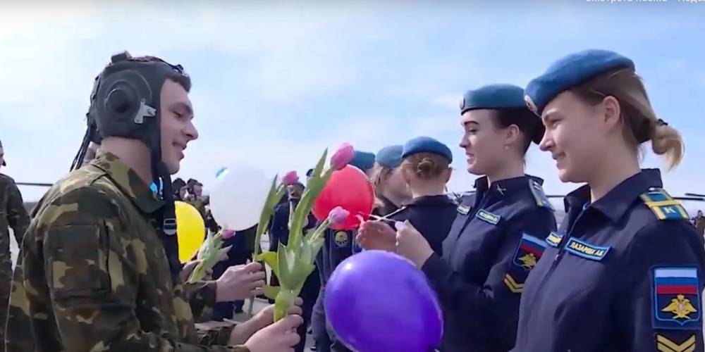 Флешмобы и курсантские марши: Минобороны поздравляет женщин России с Международным женским днем