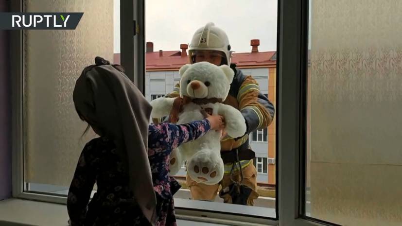 В Грозном пожарные через окно поздравили пациенток детской больницы с 8 Марта