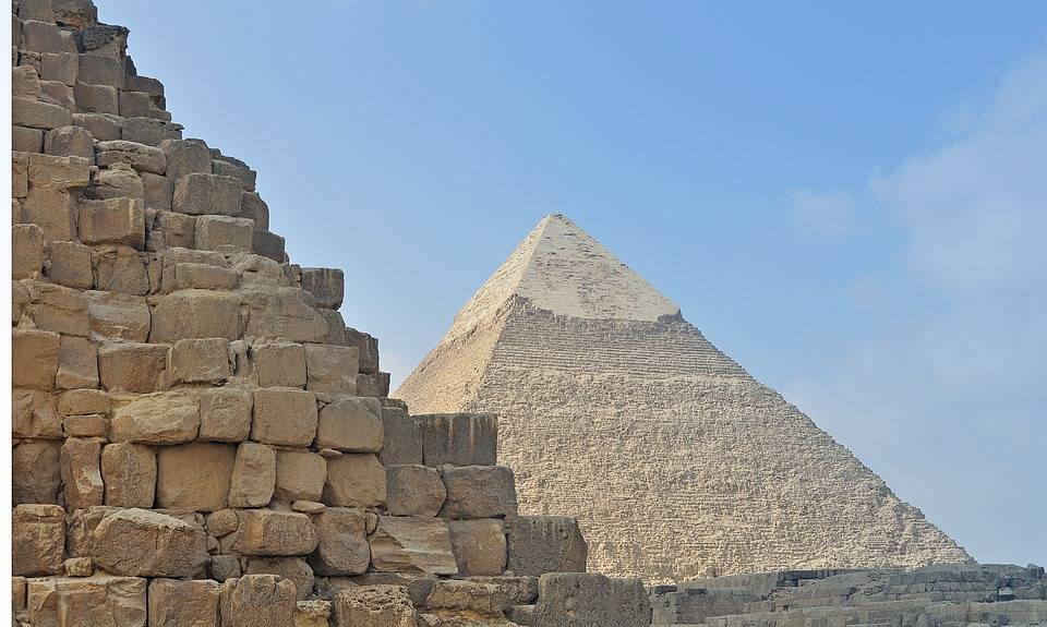 Египтянин упал с одной из пирамид в Гизе и умер