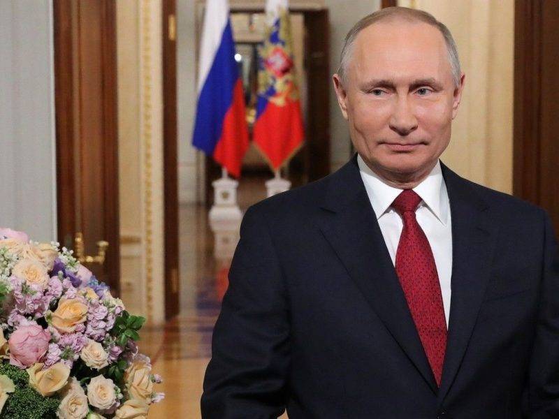 «Всегда, а не только 8 марта»: Путин поздравил женщин с праздником