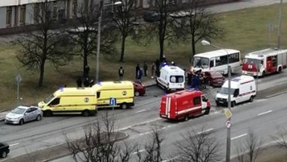 В массовой аварии с маршруткой в Петербурге пострадали 4 человека