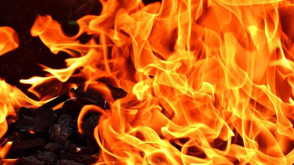 В Югорске при пожаре в деревянном доме погибли трое детей