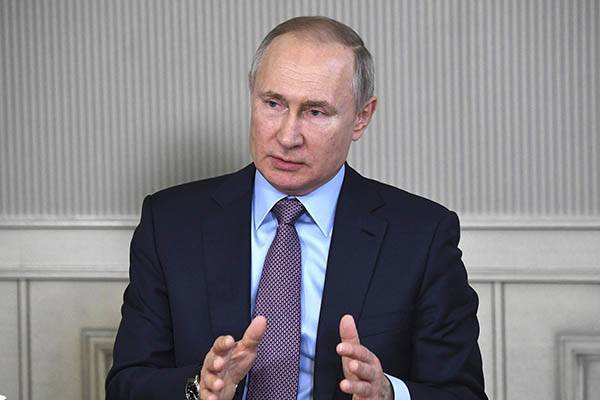 Владимир Путин поздравил россиянок с Международным женским днем