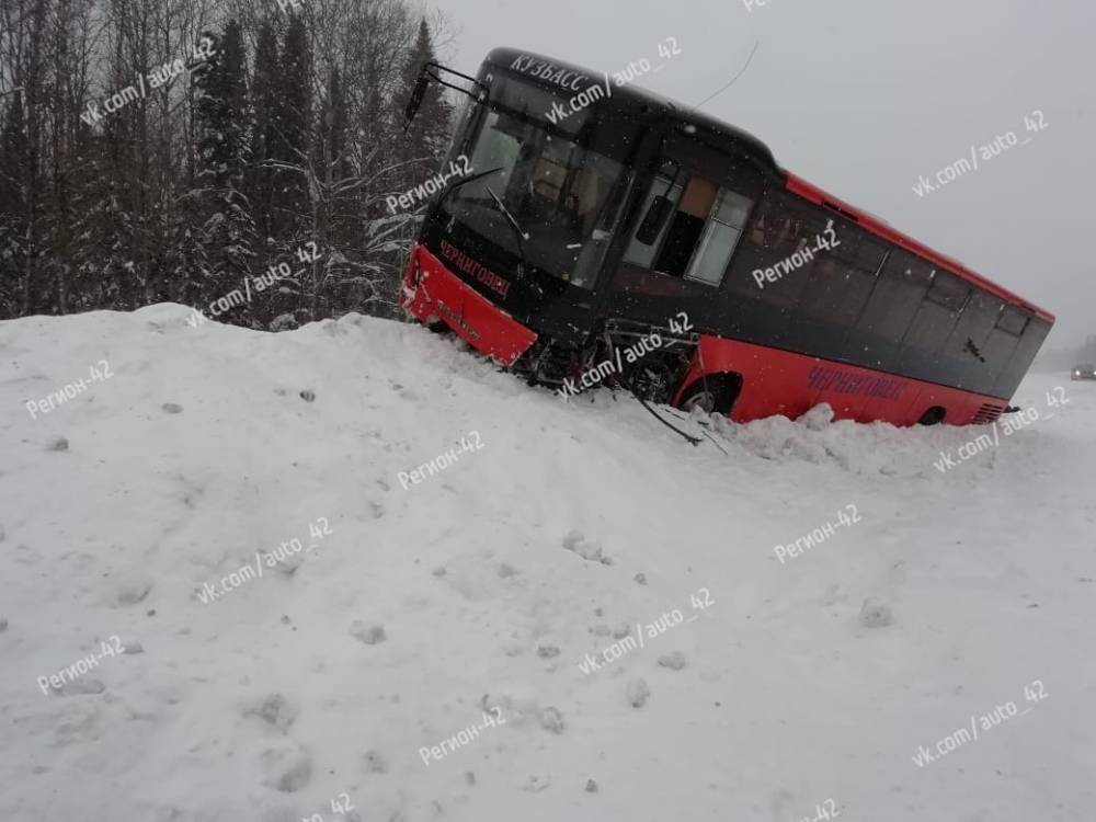 Автобус и легковой автомобиль столкнулись на кузбасской трассе