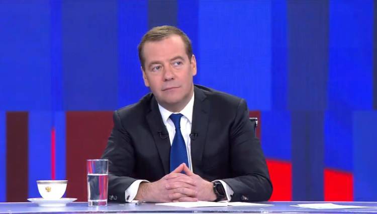 Дмитрий Медведев пожелал любви женщинам в честь 8 Марта