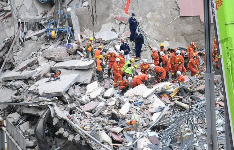 При обрушении гостиницы в Китае погибли 10 человек