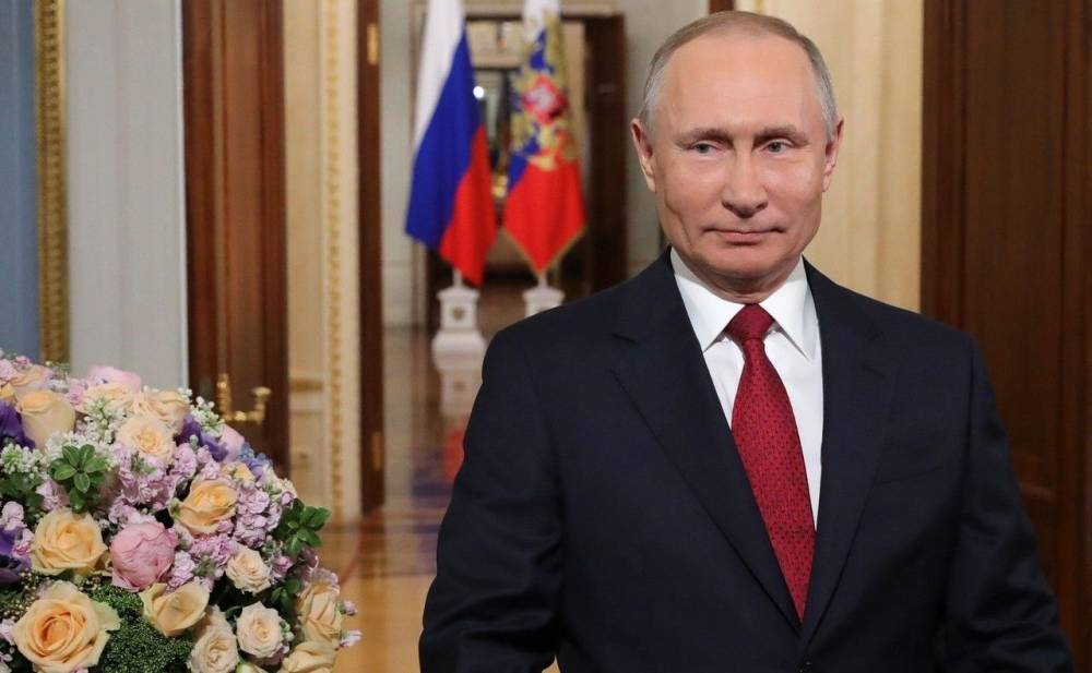 Путин поздравил женщин России с Международным женским днем