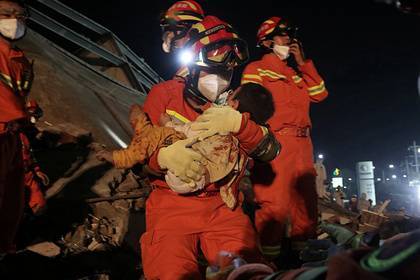 Названо число погибших при обрушении находившегося на карантине отеля в Китае