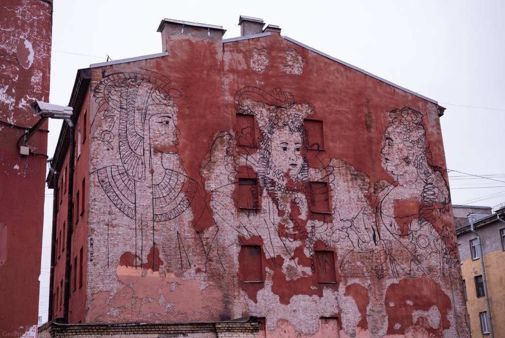 Брандмауэр дома на юге Петербурга превратили в арт-объект в честь 8 марта