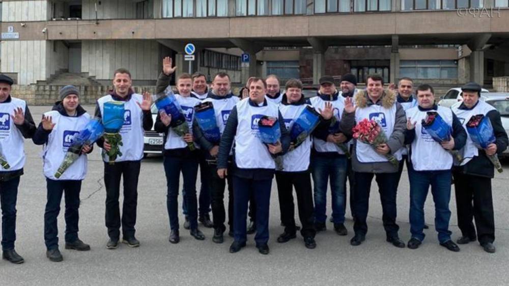 Активисты объединения профсоюзов России СОЦПРОФ поздравили петербурженок с 8 Марта