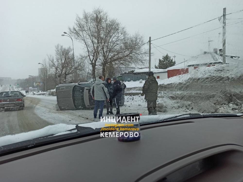 Автомобиль опрокинулся в Кемерове